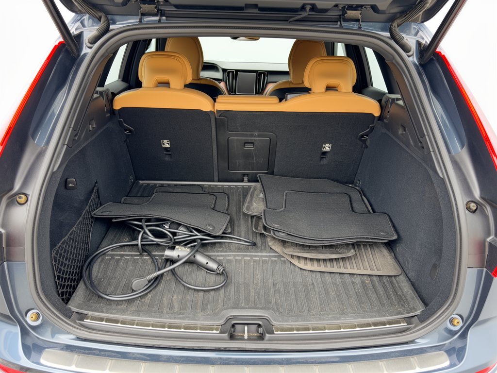 Used 2024 Volvo XC60 T8 Ultimate w/ Protection Package Premier AWD/4WD image 28