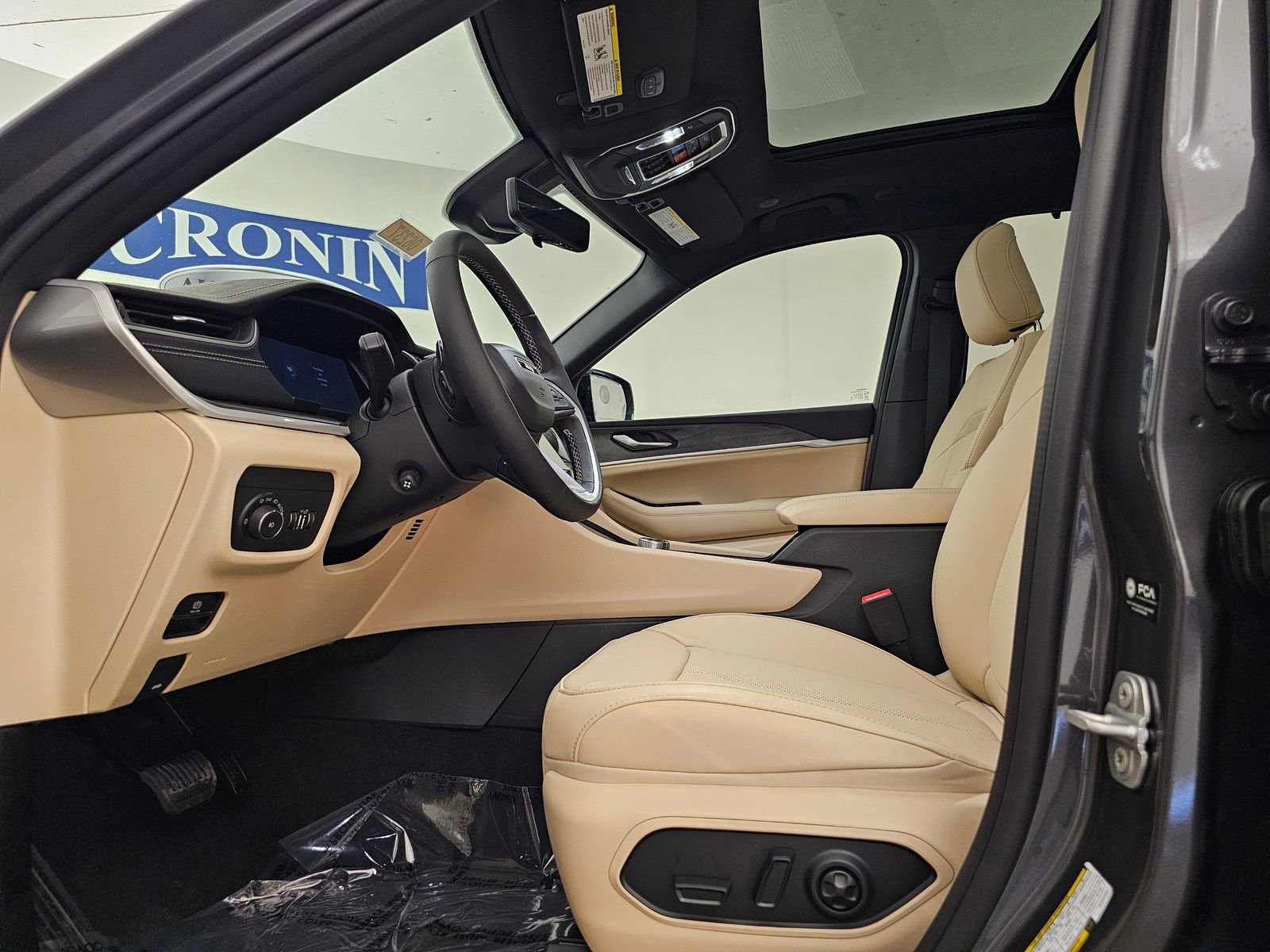 New 2025 Jeep Grand Cherokee Limited w/ Luxury Tech Group II image 14