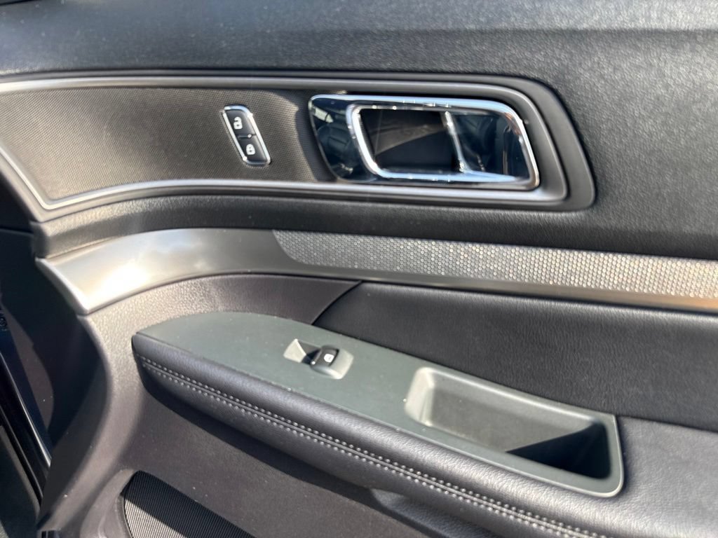 Used 2019 Ford Explorer XLT w/ Equipment Group 202A AWD/4WD image 39