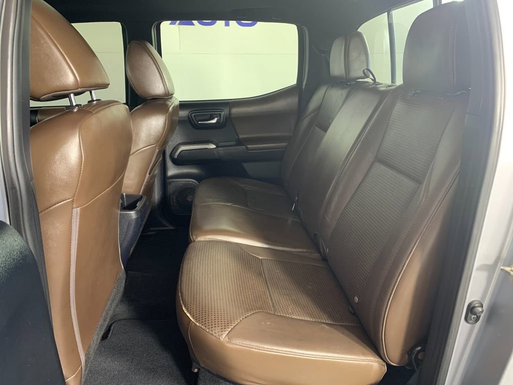 Used 2016 Toyota Tacoma Limited w/ Towing Package image 32