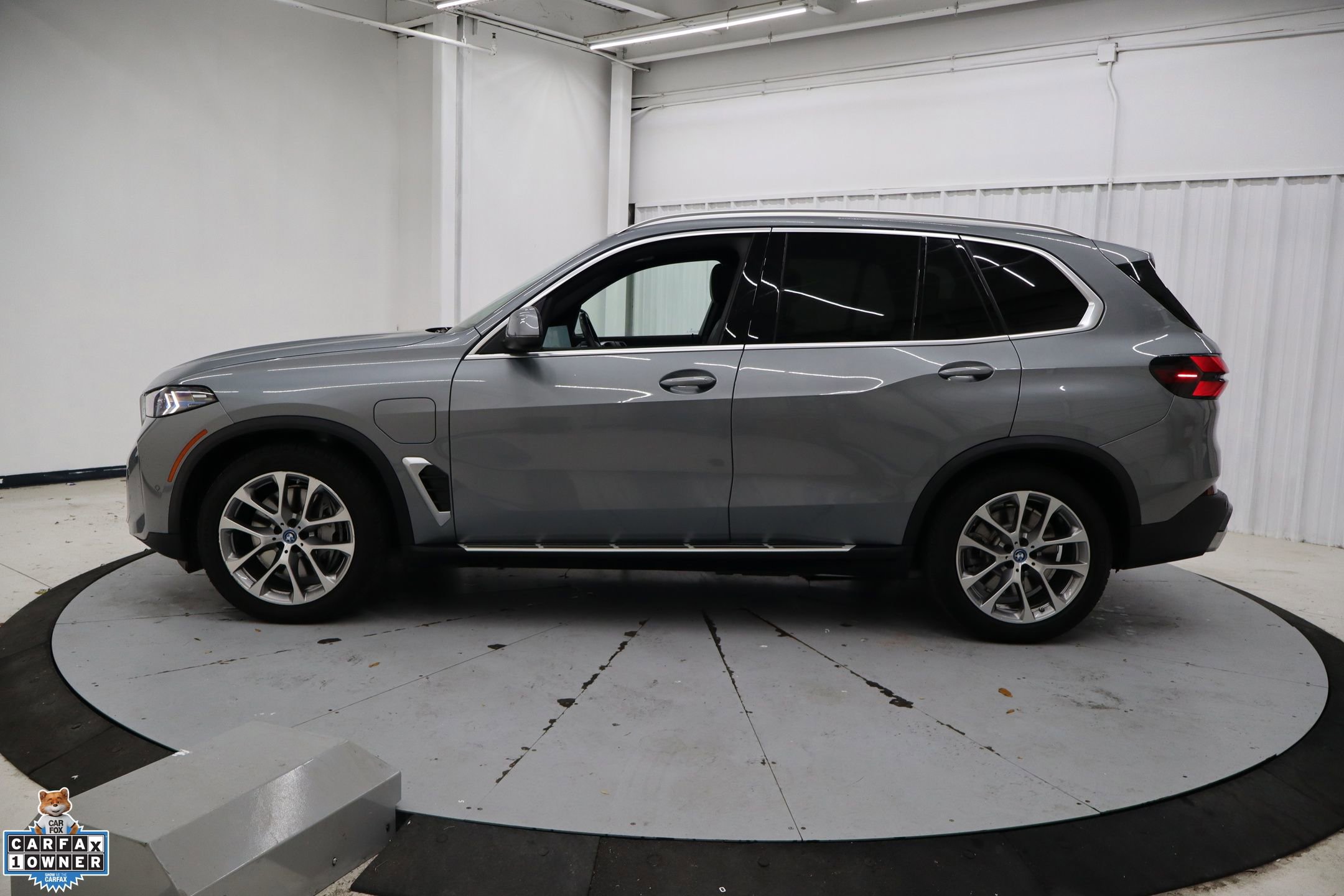 Used 2025 BMW X5 xDrive50e image 9