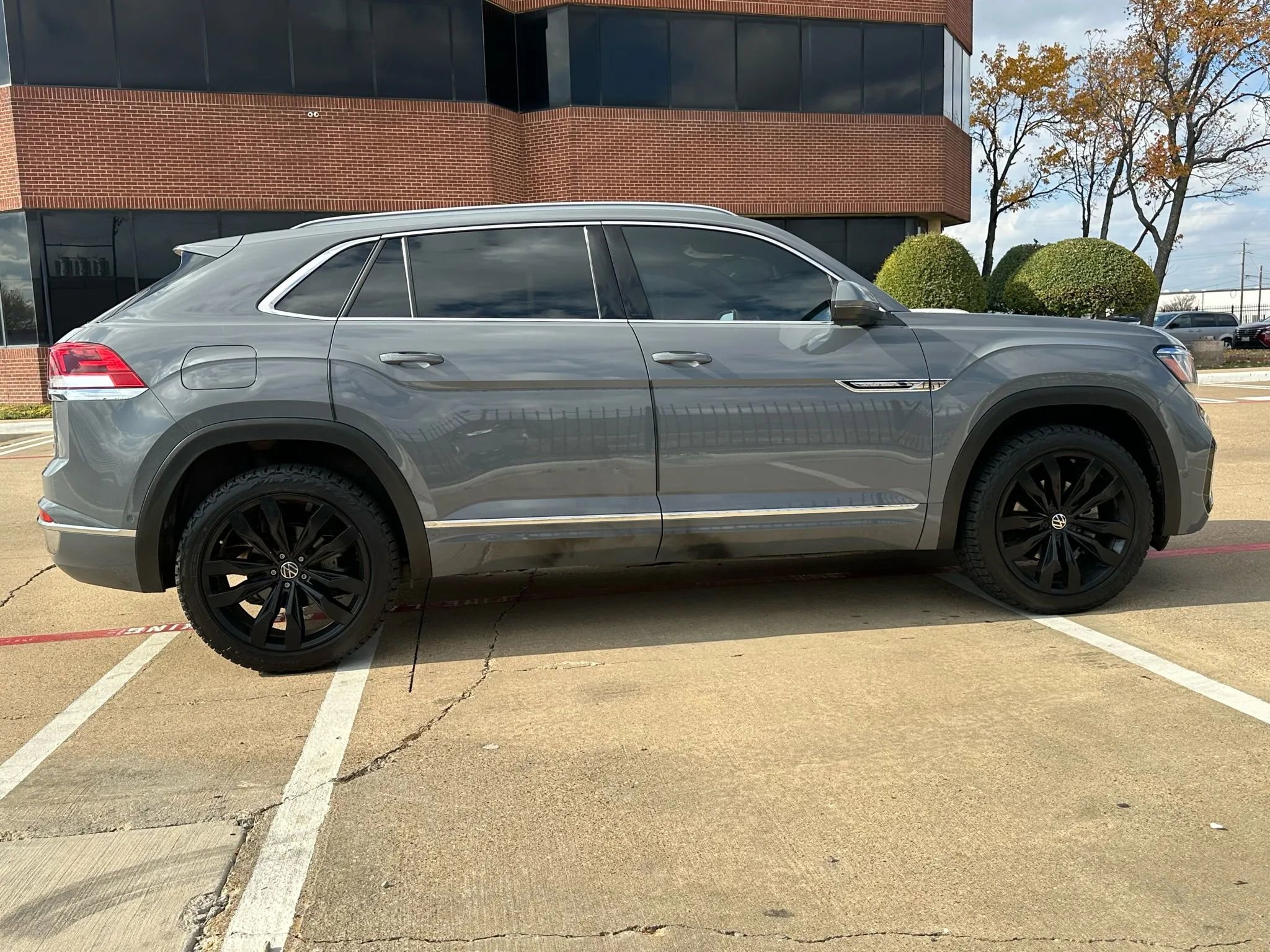 Used 2022 Volkswagen Atlas Cross Sport SEL Premium R-Line w/ Cross Sport MDO Package image 4