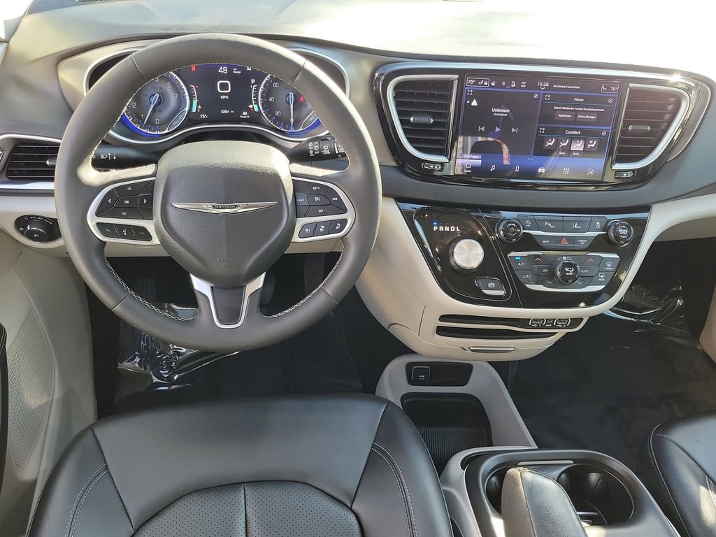 Used 2024 Chrysler Pacifica Touring-L FWD image 4