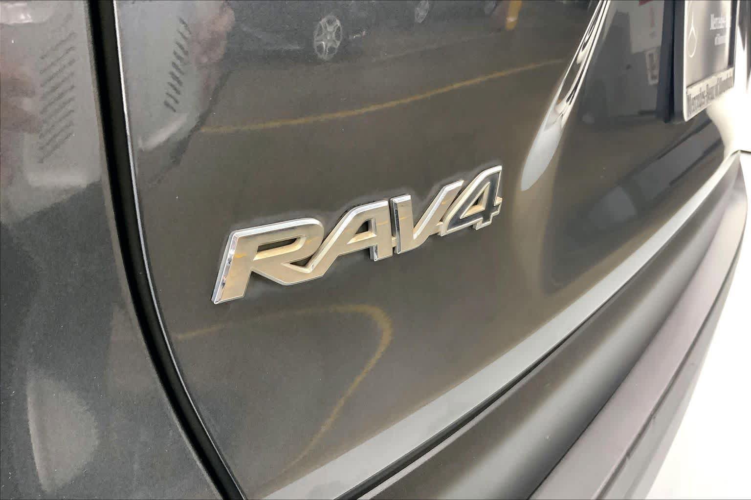 Used 2019 Toyota RAV4 XLE Premium FWD image 14