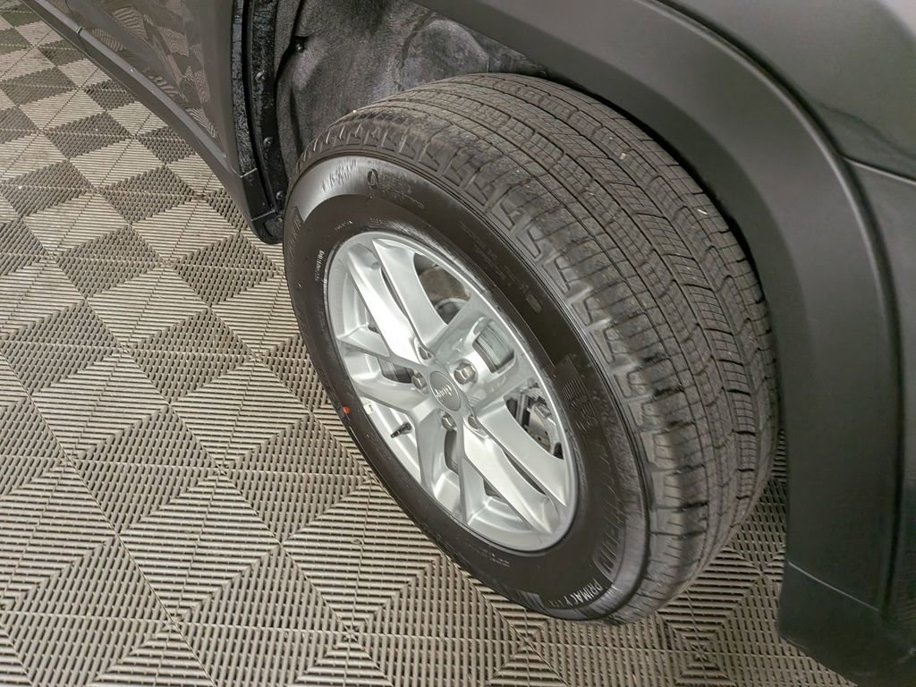 Certified 2025 Jeep Grand Cherokee Laredo X image 14
