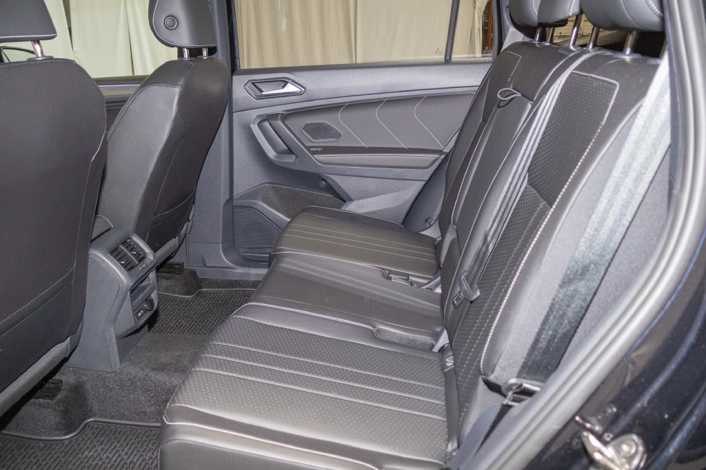 Used 2023 Volkswagen Tiguan SE R-Line AWD/4WD image 12