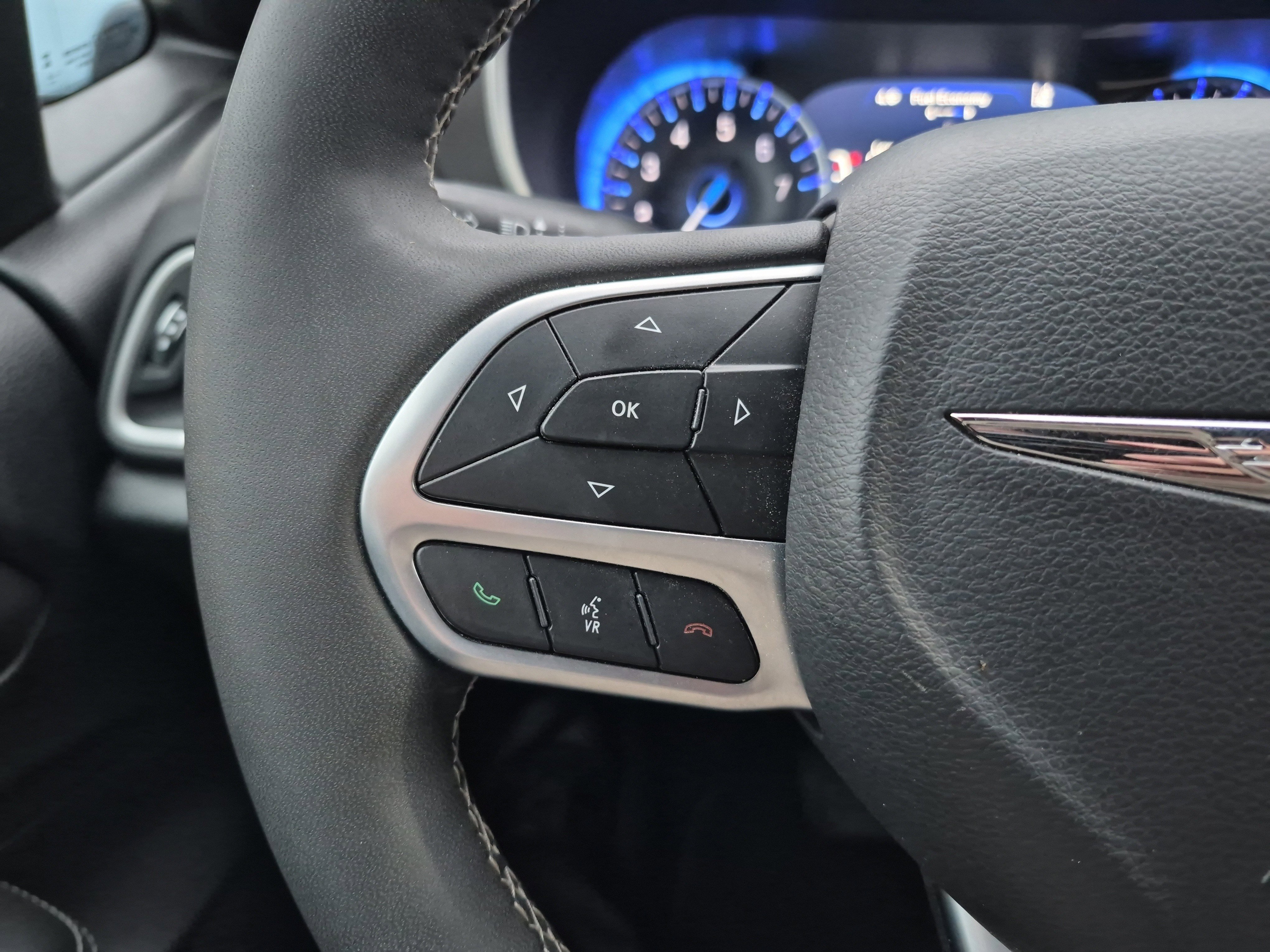 Used 2025 Chrysler Pacifica Select image 22