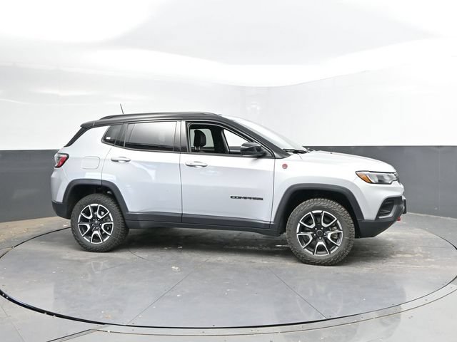 Used 2025 Jeep Compass Trailhawk AWD/4WD image 3
