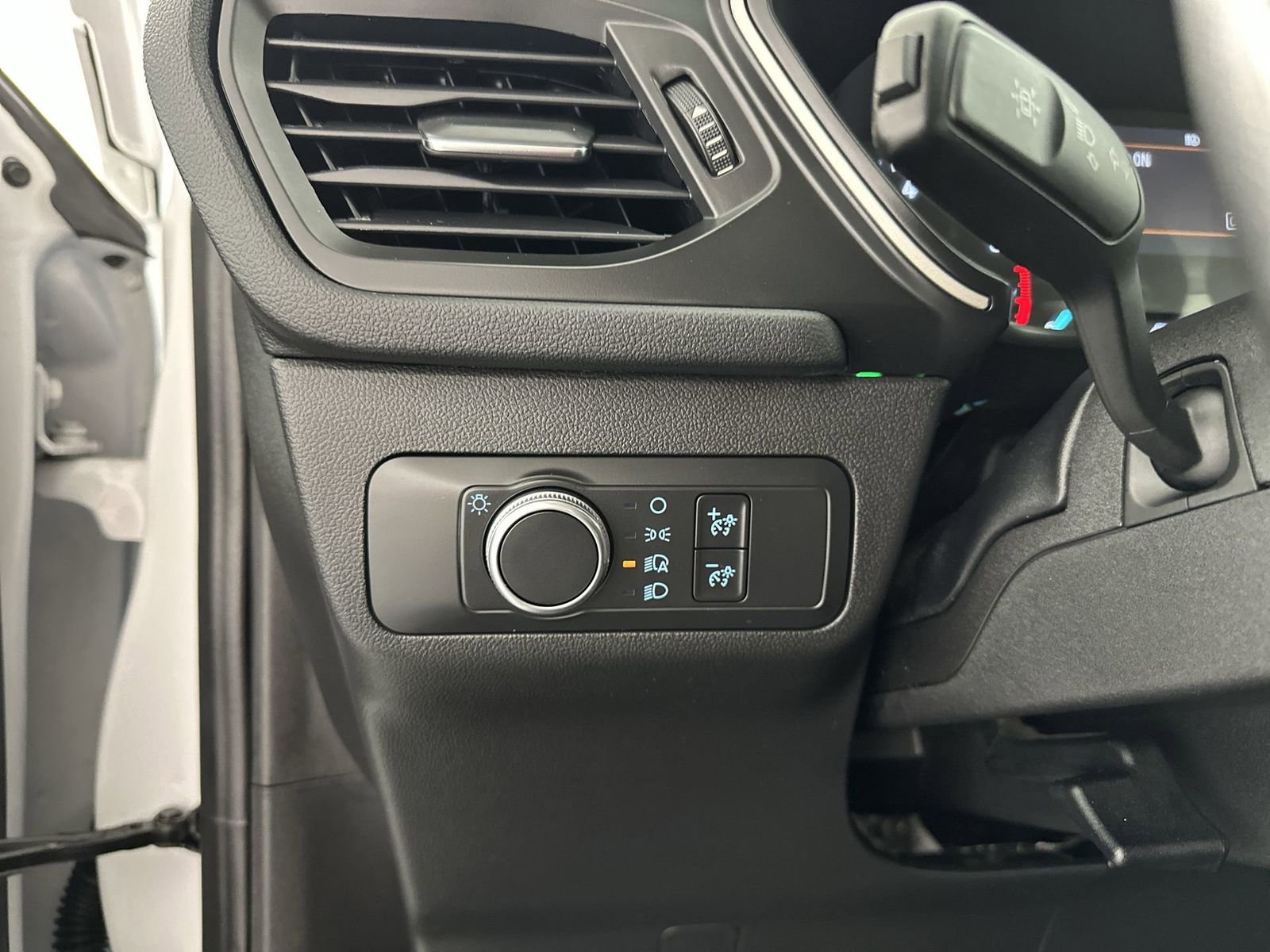 Used 2020 Ford Escape SE image 18
