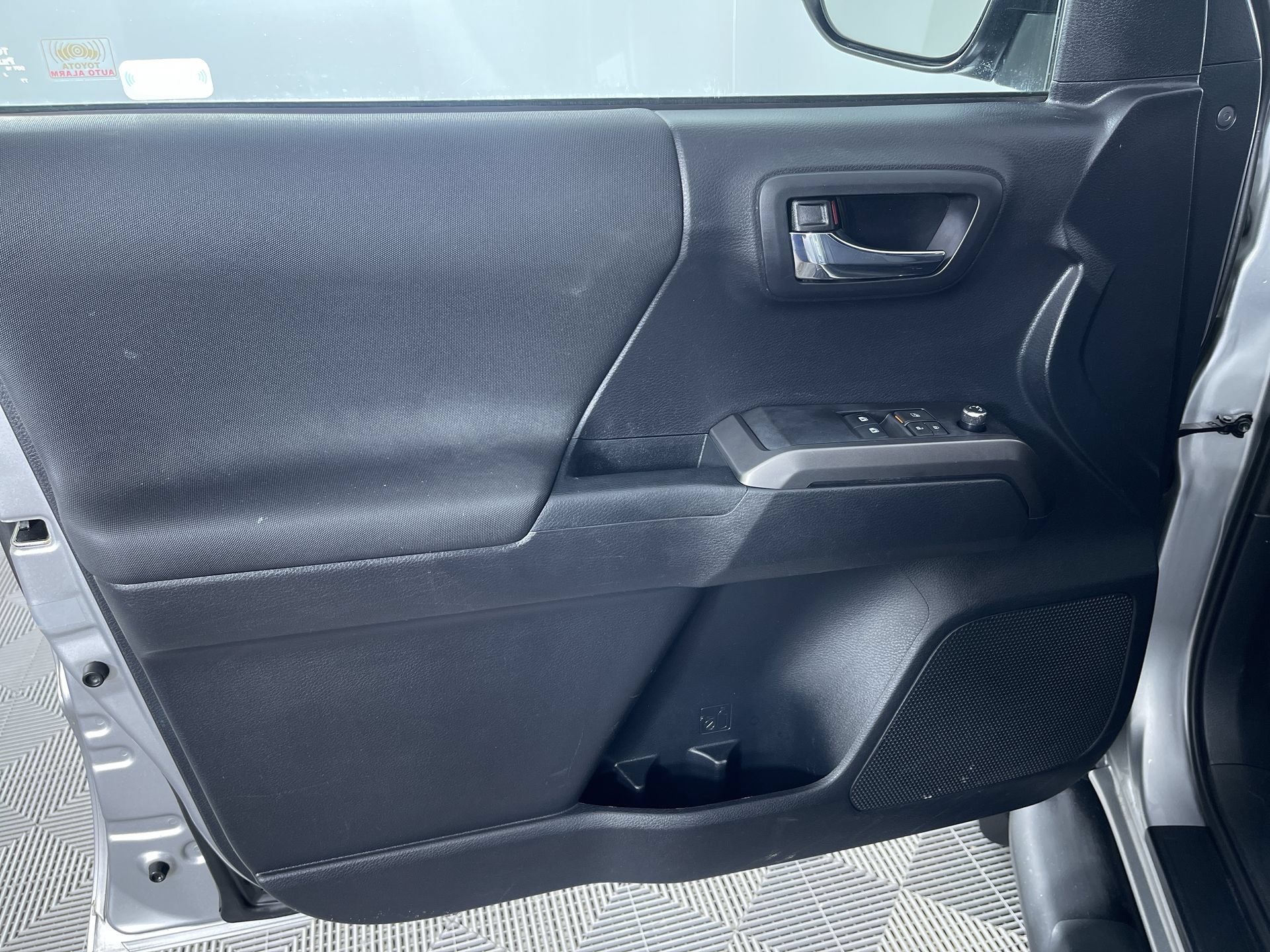 Used 2018 Toyota Tacoma TRD Sport AWD/4WD image 14