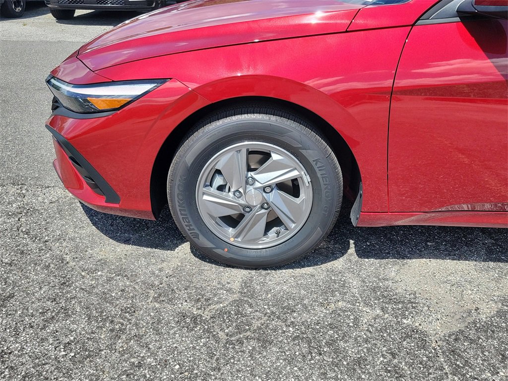 Used 2025 Hyundai Elantra SE image 3