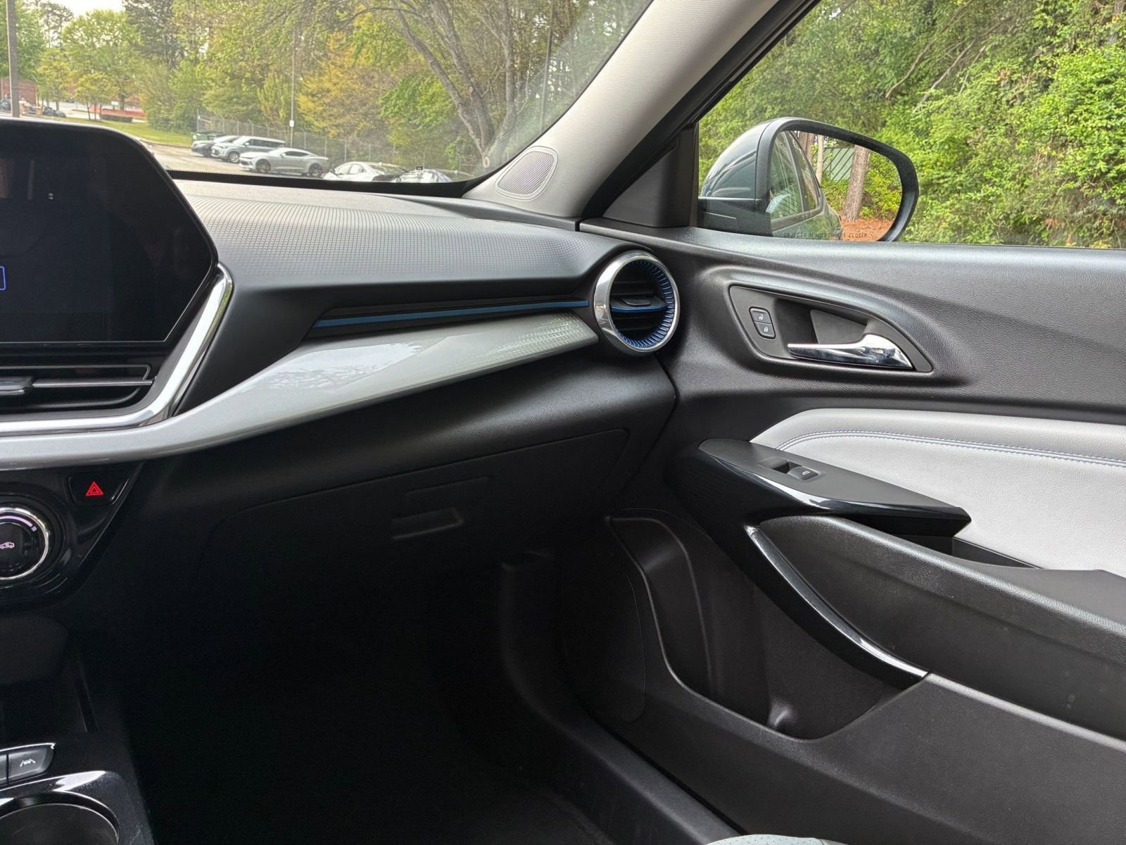 Used 2025 Chevrolet Trax LT image 37