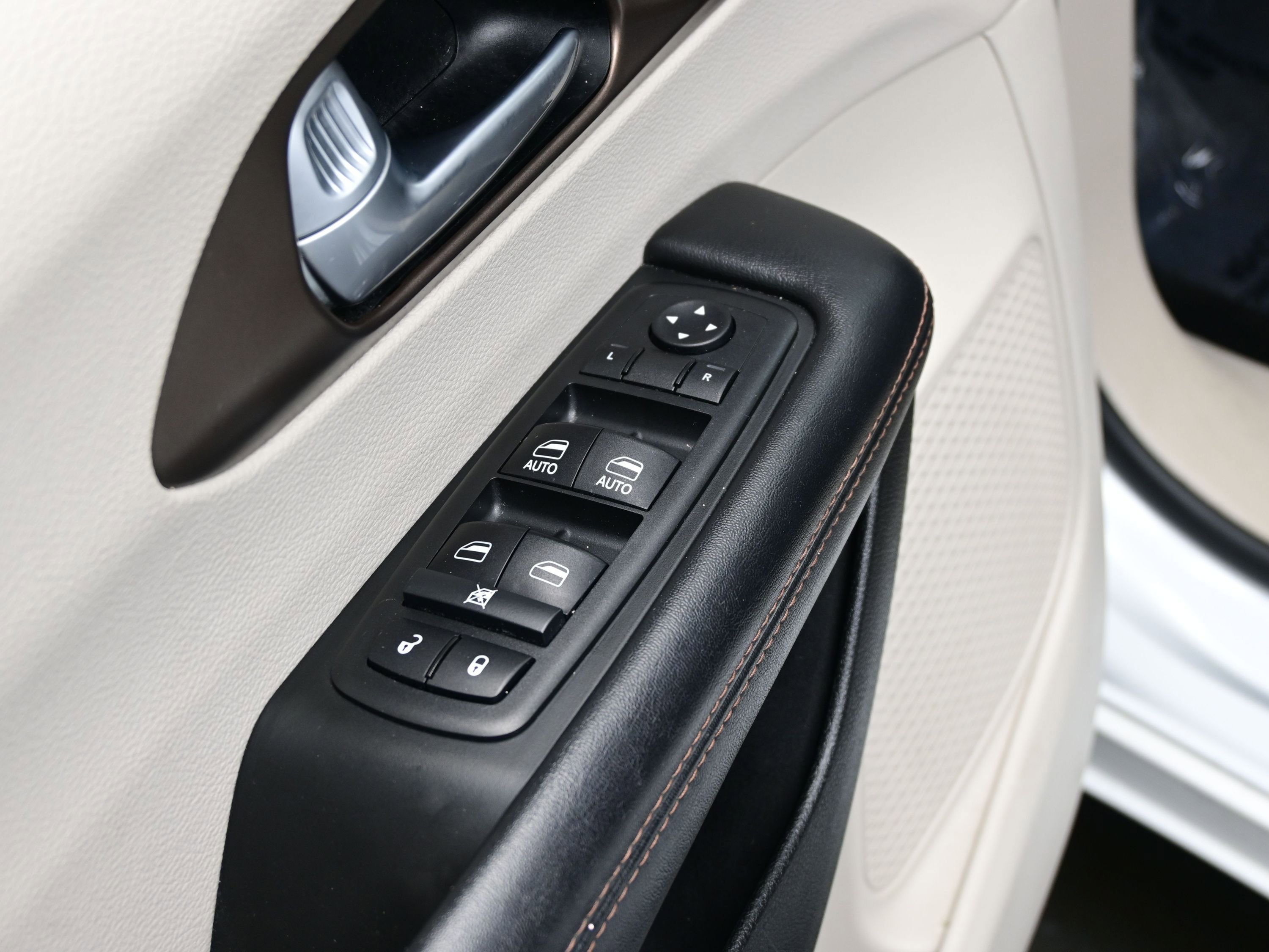 Used 2017 Chrysler Pacifica Touring Plus image 10