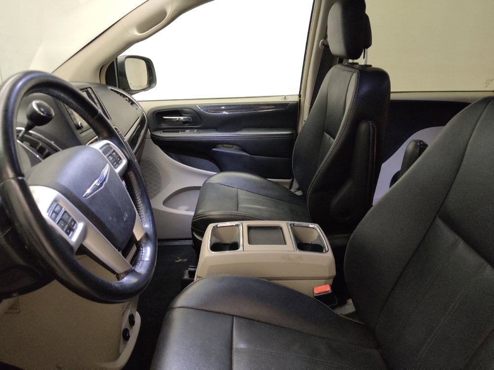 Used 2016 Chrysler Town & Country Touring FWD image 17