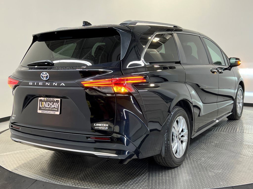 Used 2023 Toyota Sienna Limited image 7