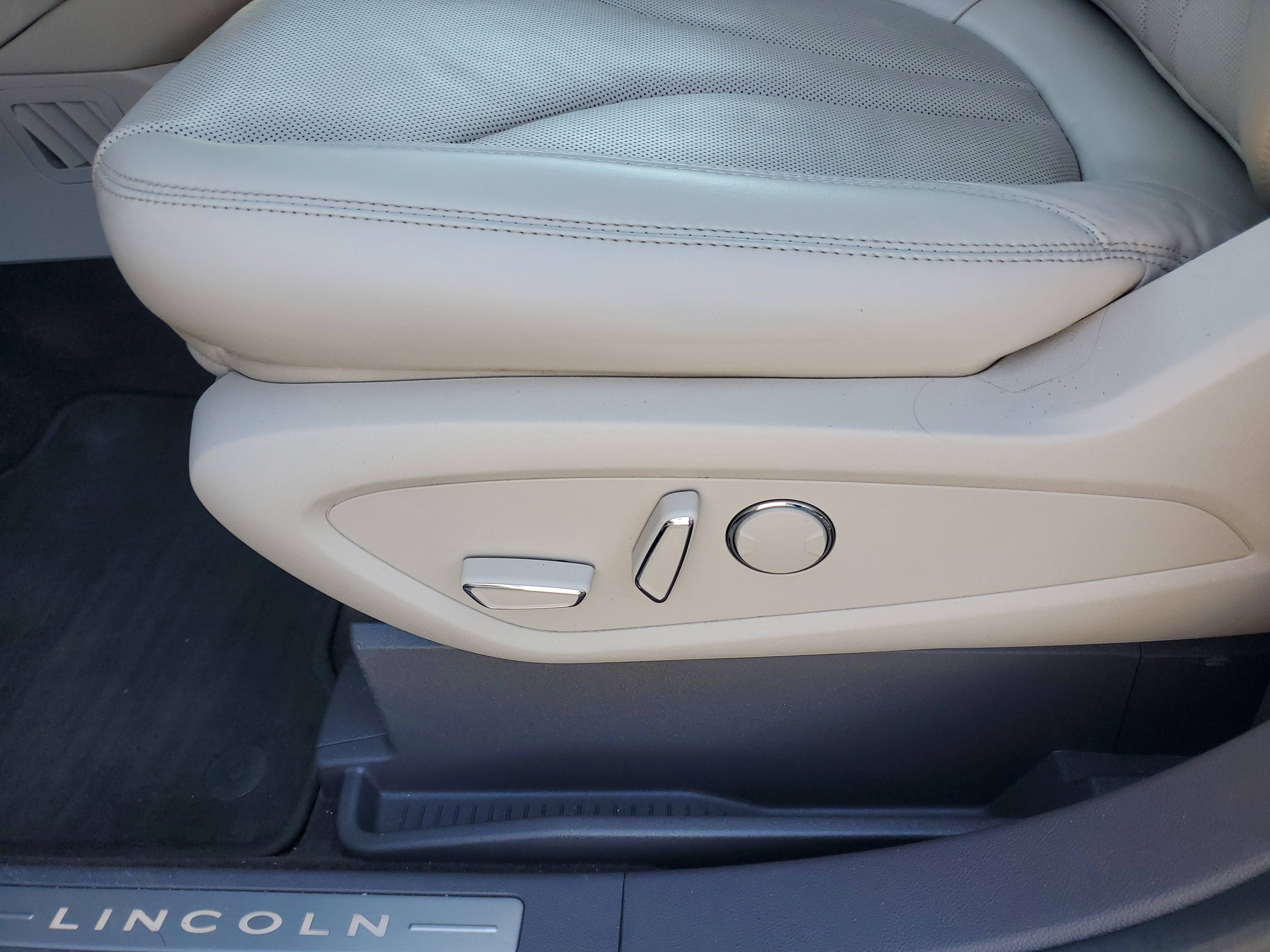 Certified 2019 Lincoln Nautilus Reserve image 12