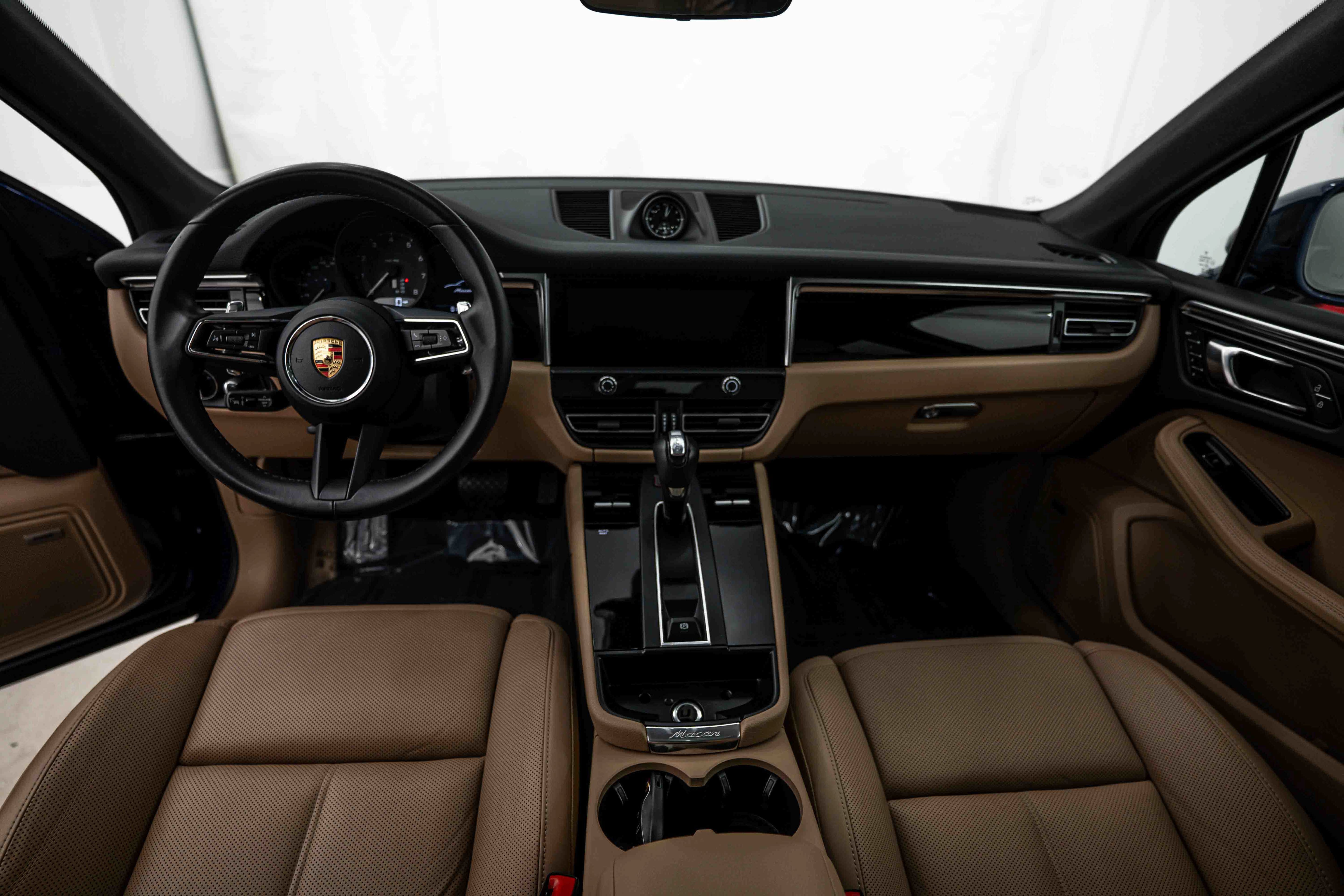 Certified 2024 Porsche Macan AWD/4WD image 11