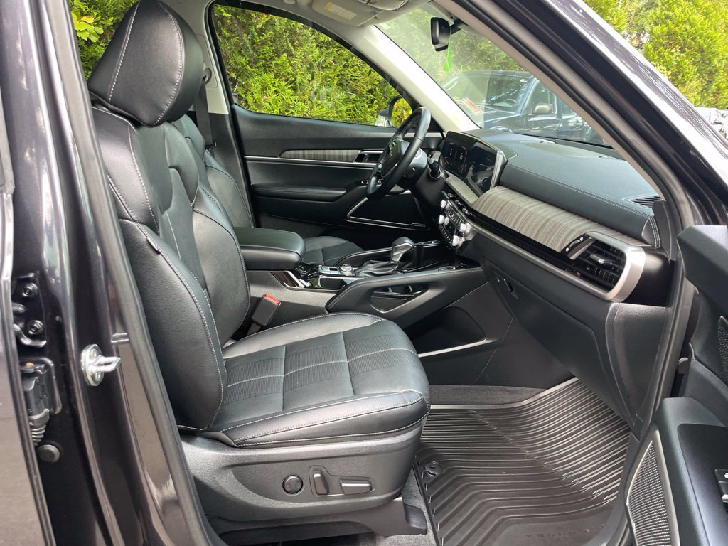 Used 2025 Kia Telluride EX w/ EX Captain's Chair Package AWD/4WD image 28