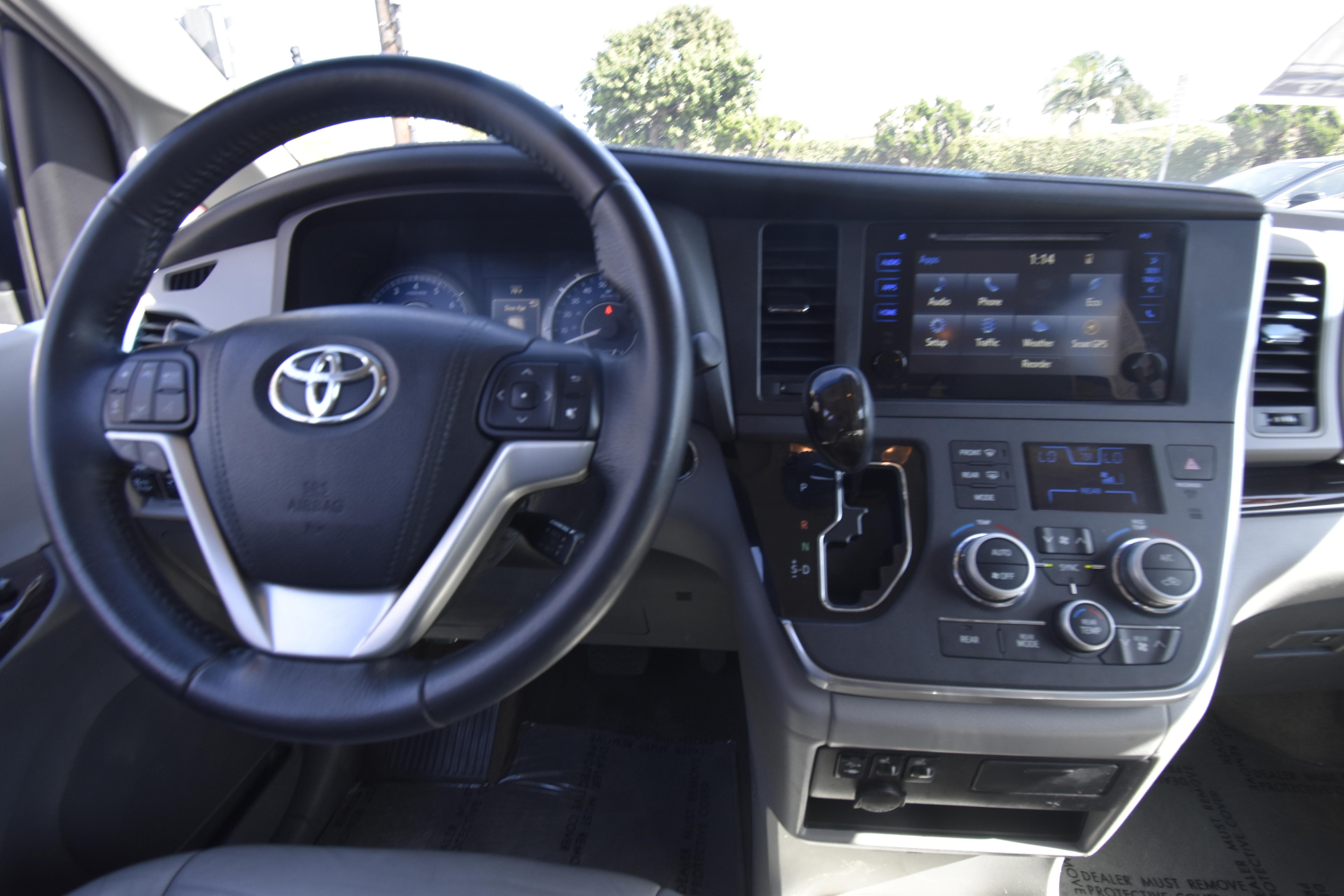 Used 2017 Toyota Sienna XLE FWD image 7