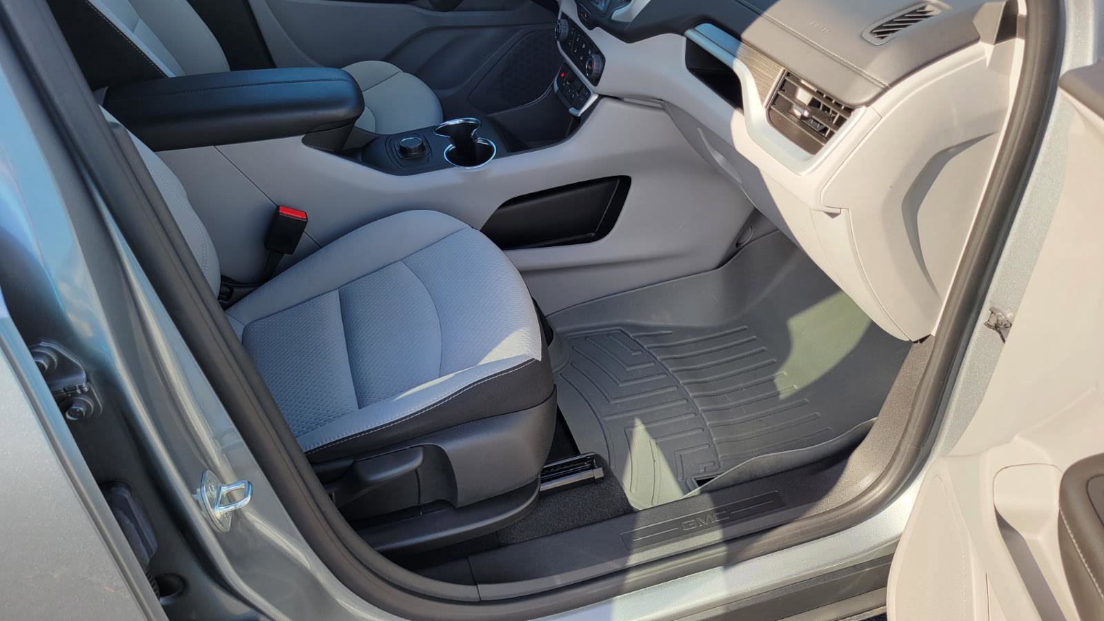 Used 2023 GMC Terrain SLE image 39