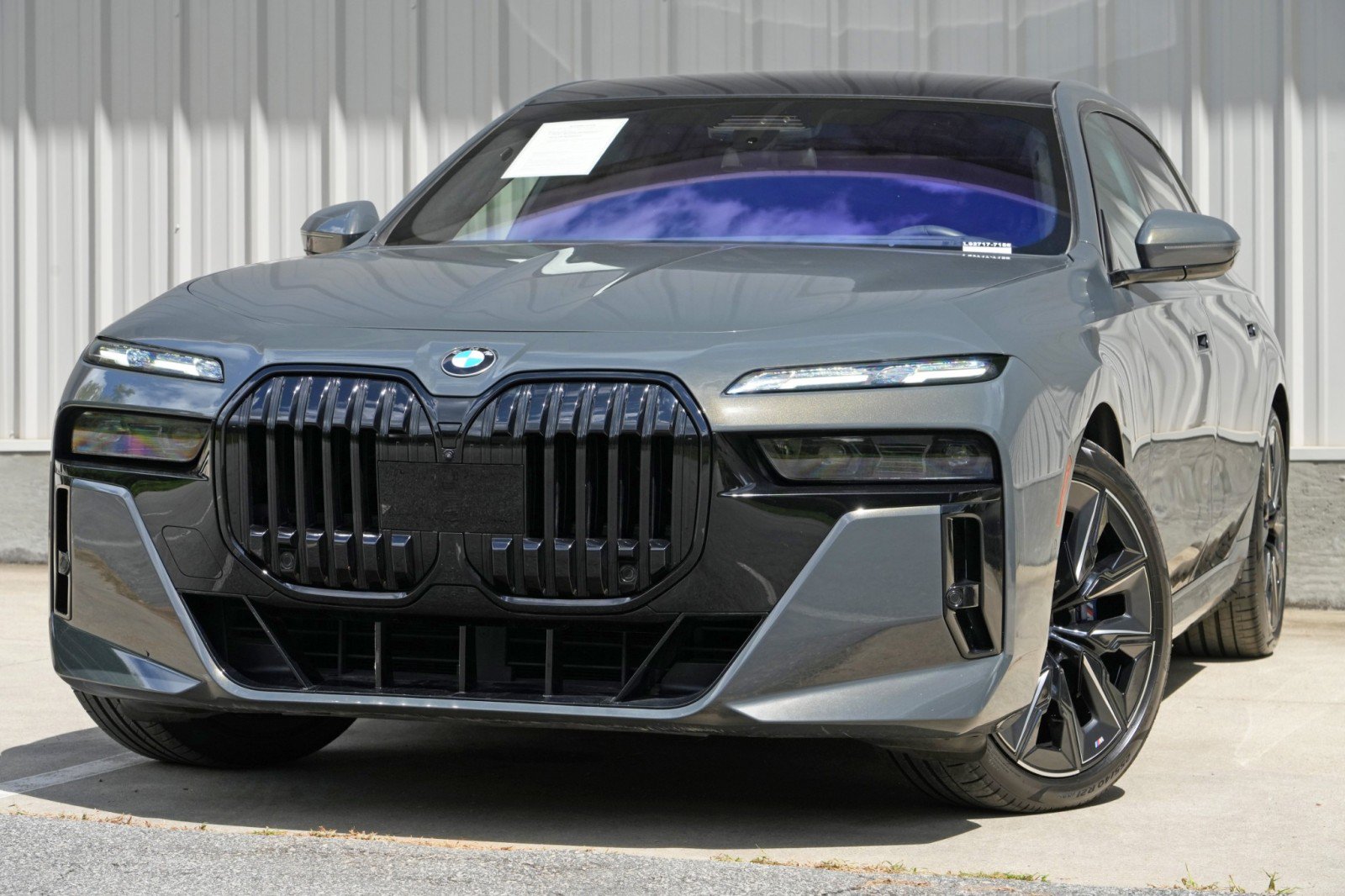 Used 2023 BMW 760i xDrive w/ Executive Package AWD/4WD image 3