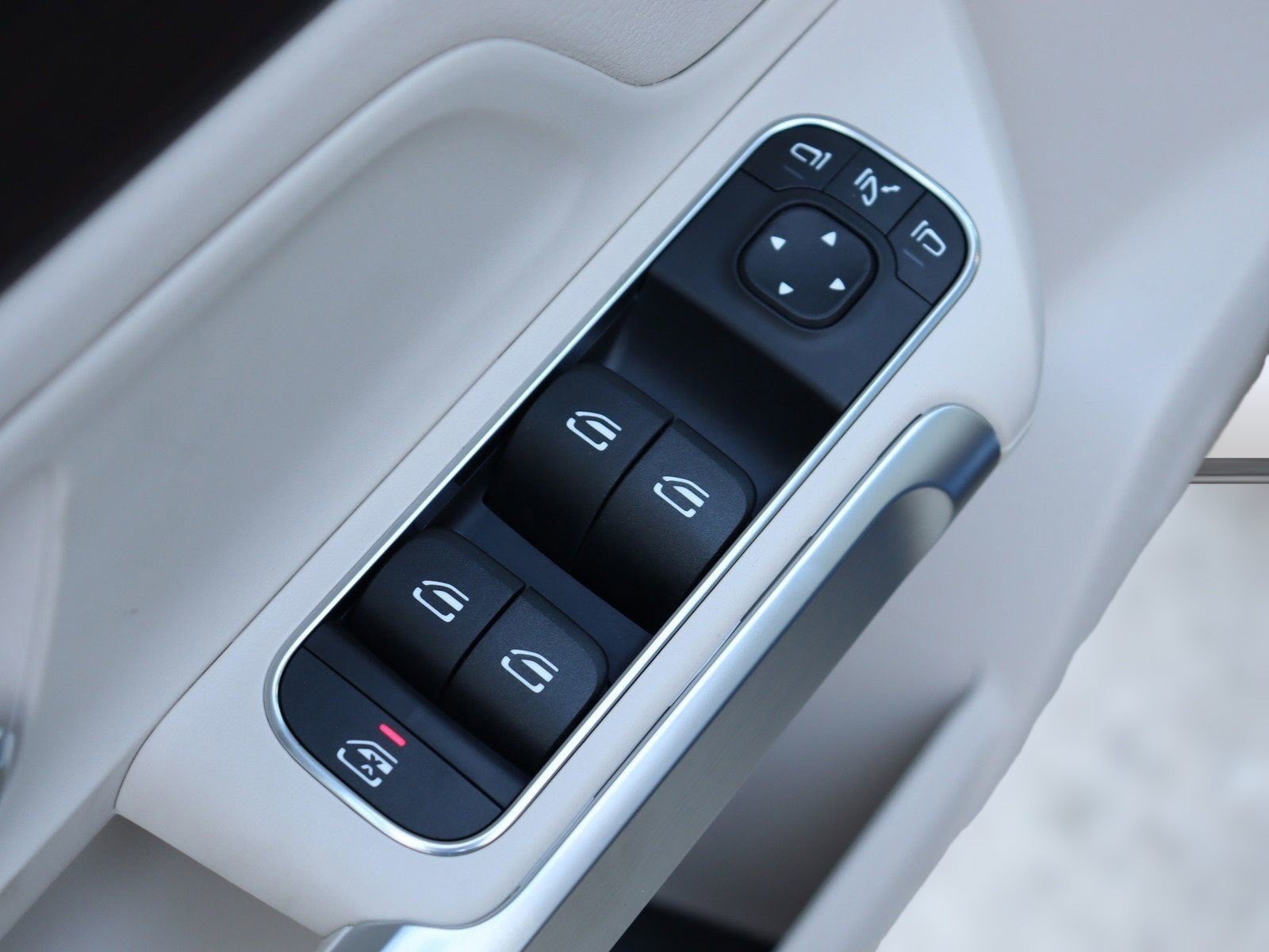 Used 2025 Mercedes-Benz GLB 250 image 34