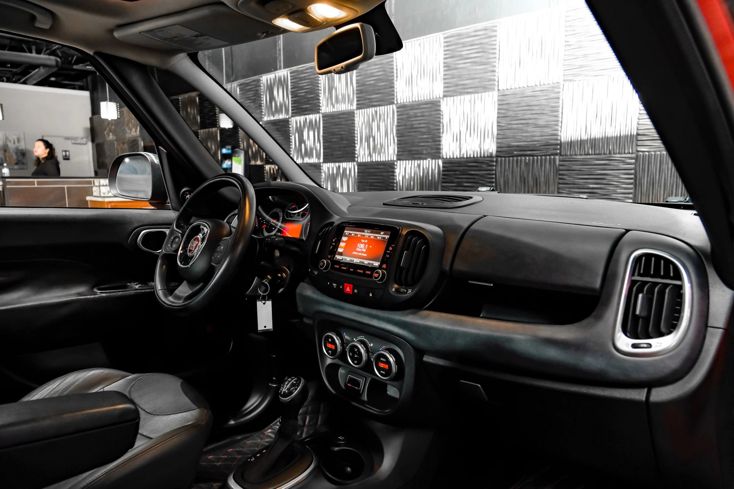 Used 2017 FIAT 500L Lounge w/ Dual-Pane Sunroof Package FWD image 11