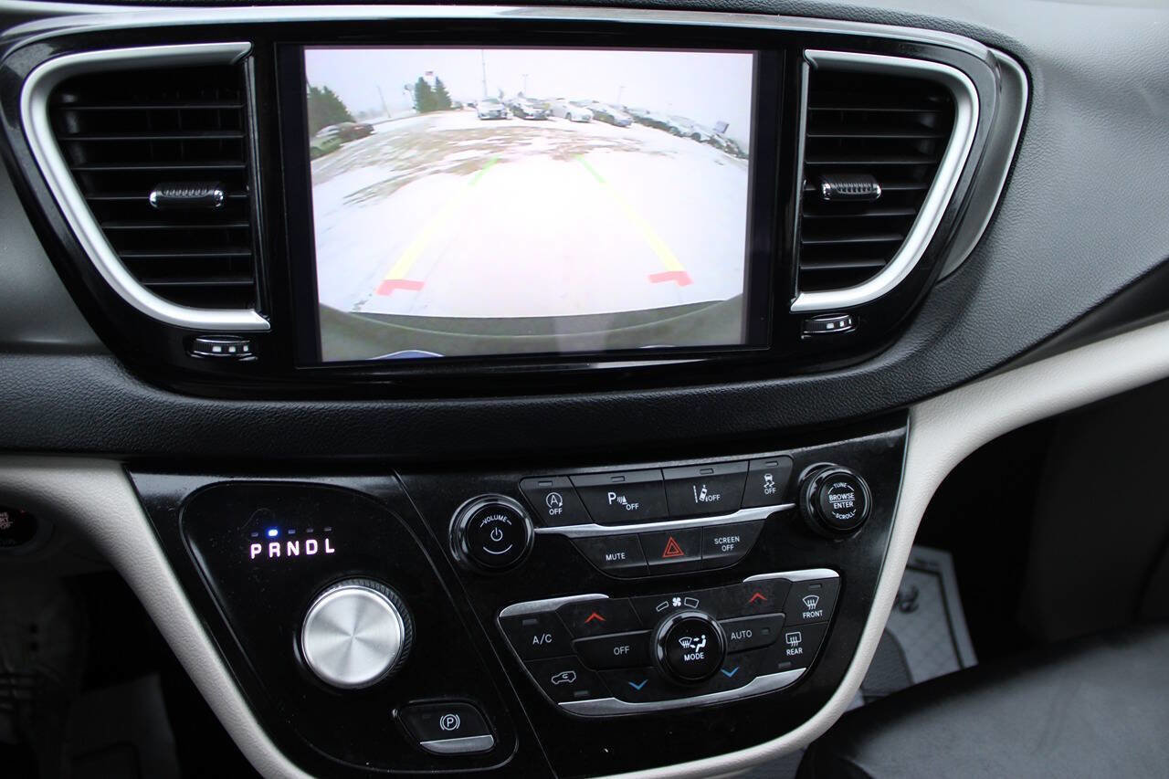 Used 2024 Chrysler Pacifica Touring-L image 17