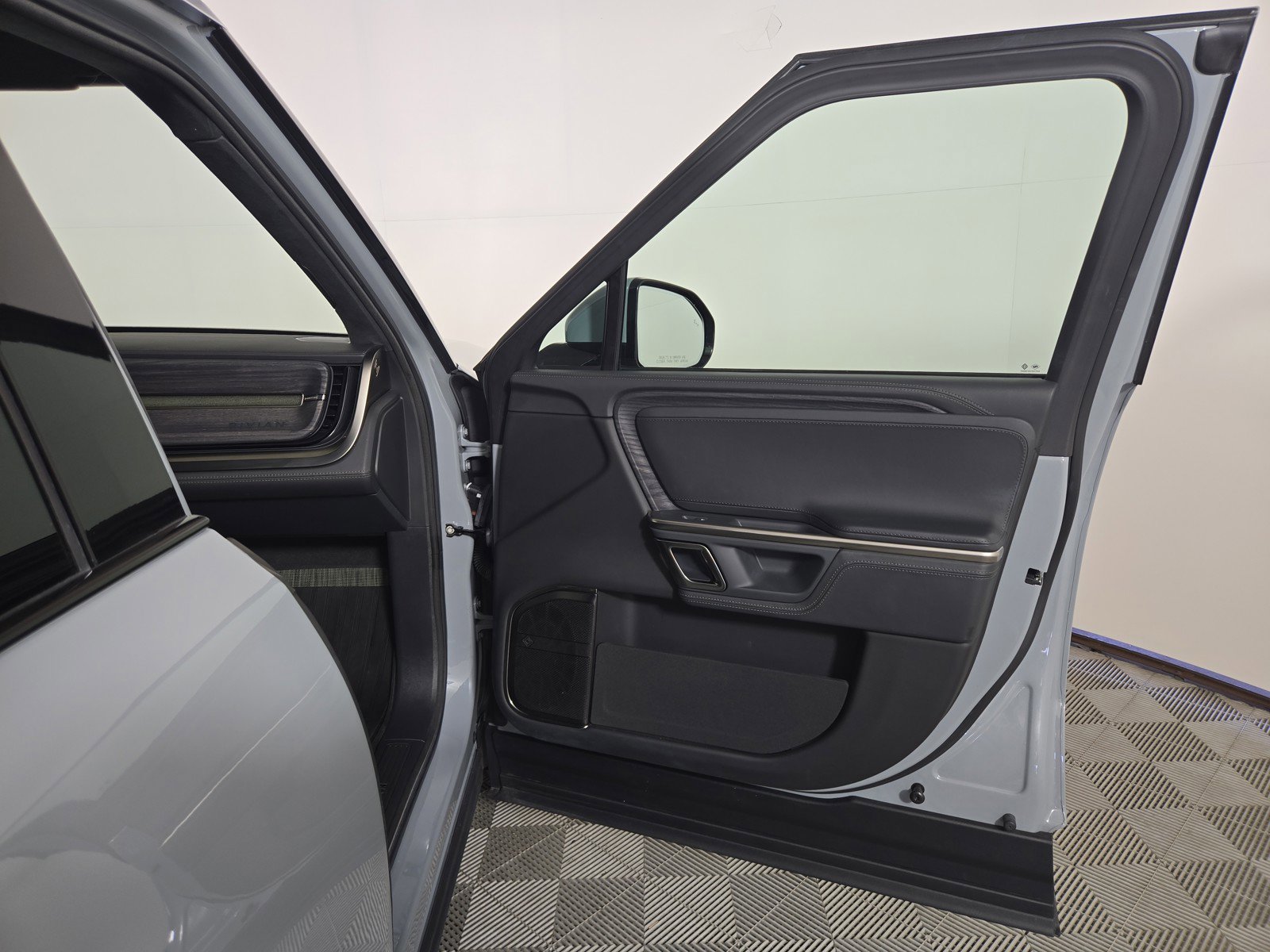Used 2024 Rivian R1S Adventure AWD/4WD image 18