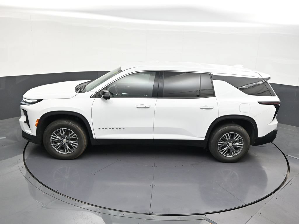 Used 2024 Chevrolet Traverse LS FWD image 16