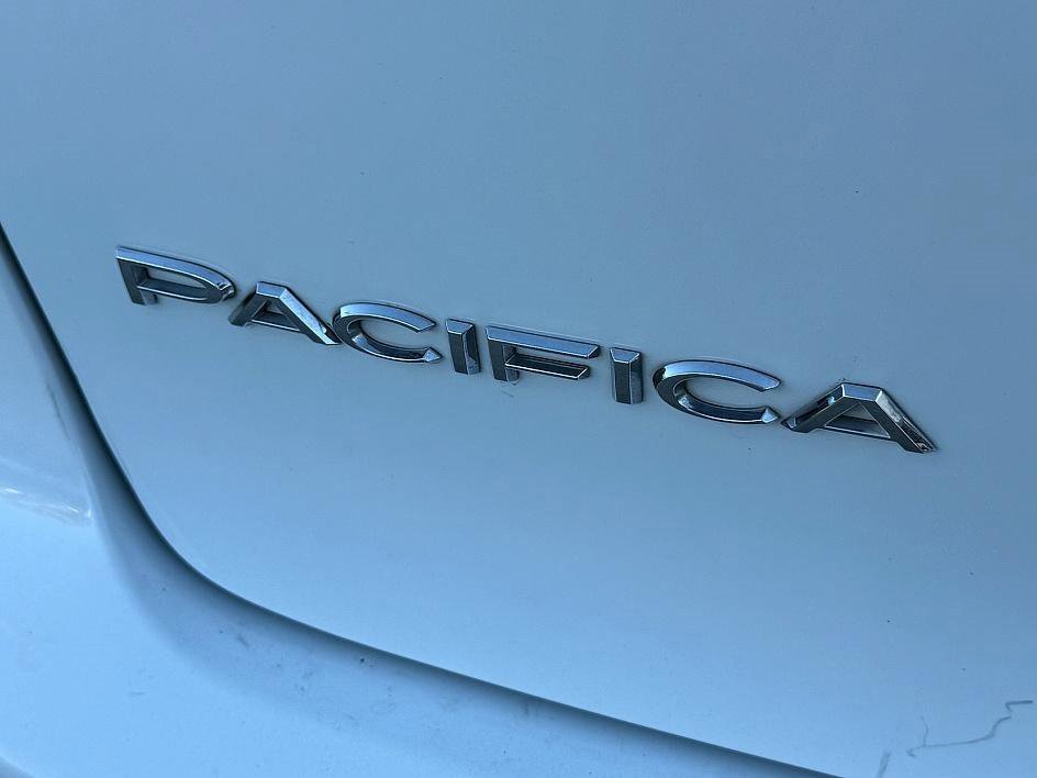 Used 2024 Chrysler Pacifica Touring-L image 8