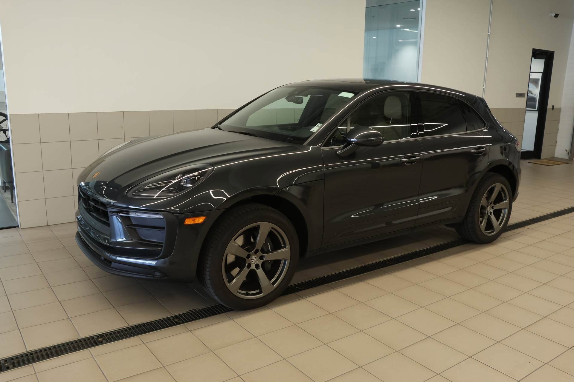 Used 2025 Porsche Macan image 1