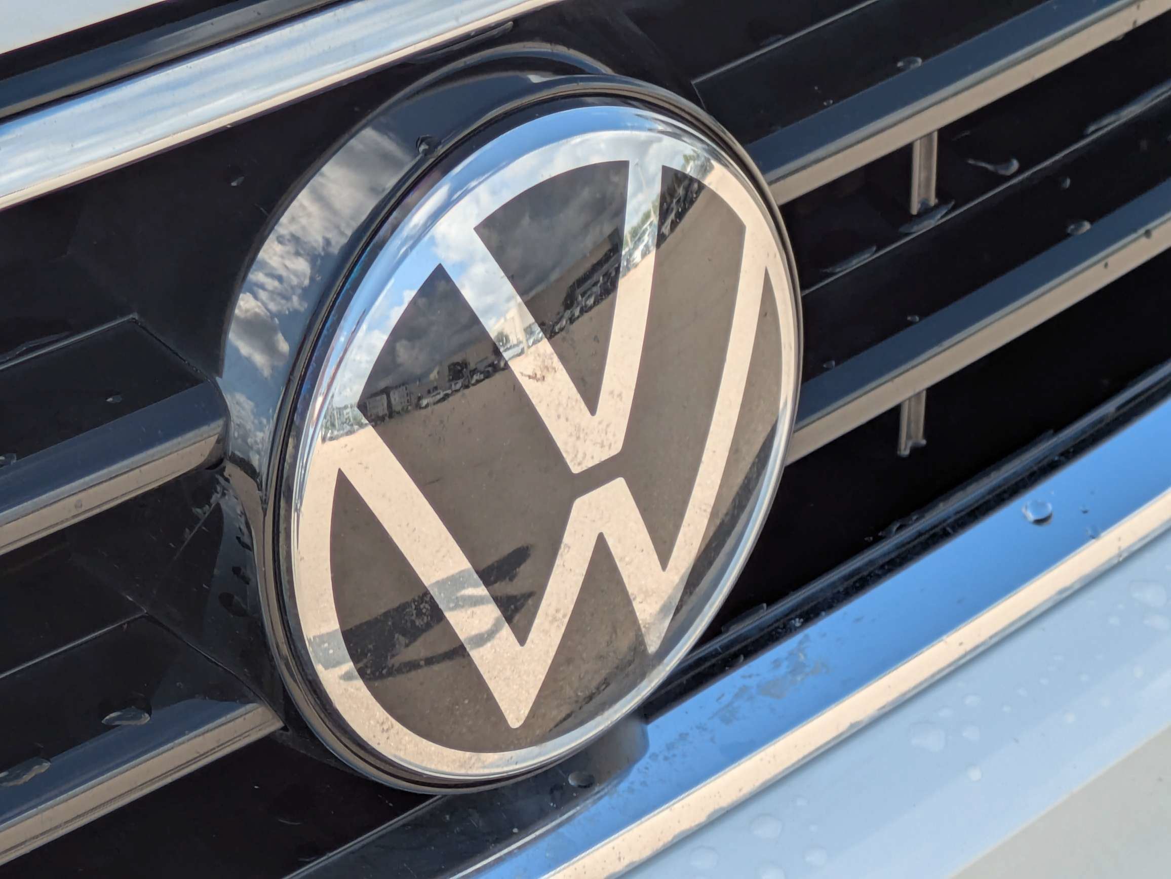 Used 2022 Volkswagen Tiguan SE R-Line FWD image 13