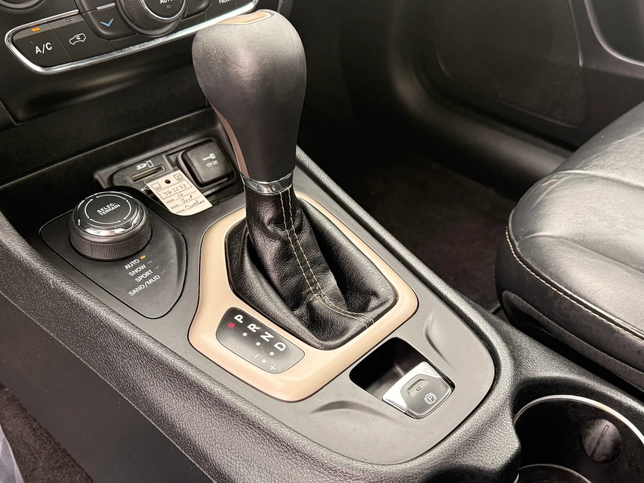 Used 2016 Jeep Cherokee Limited AWD/4WD image 28