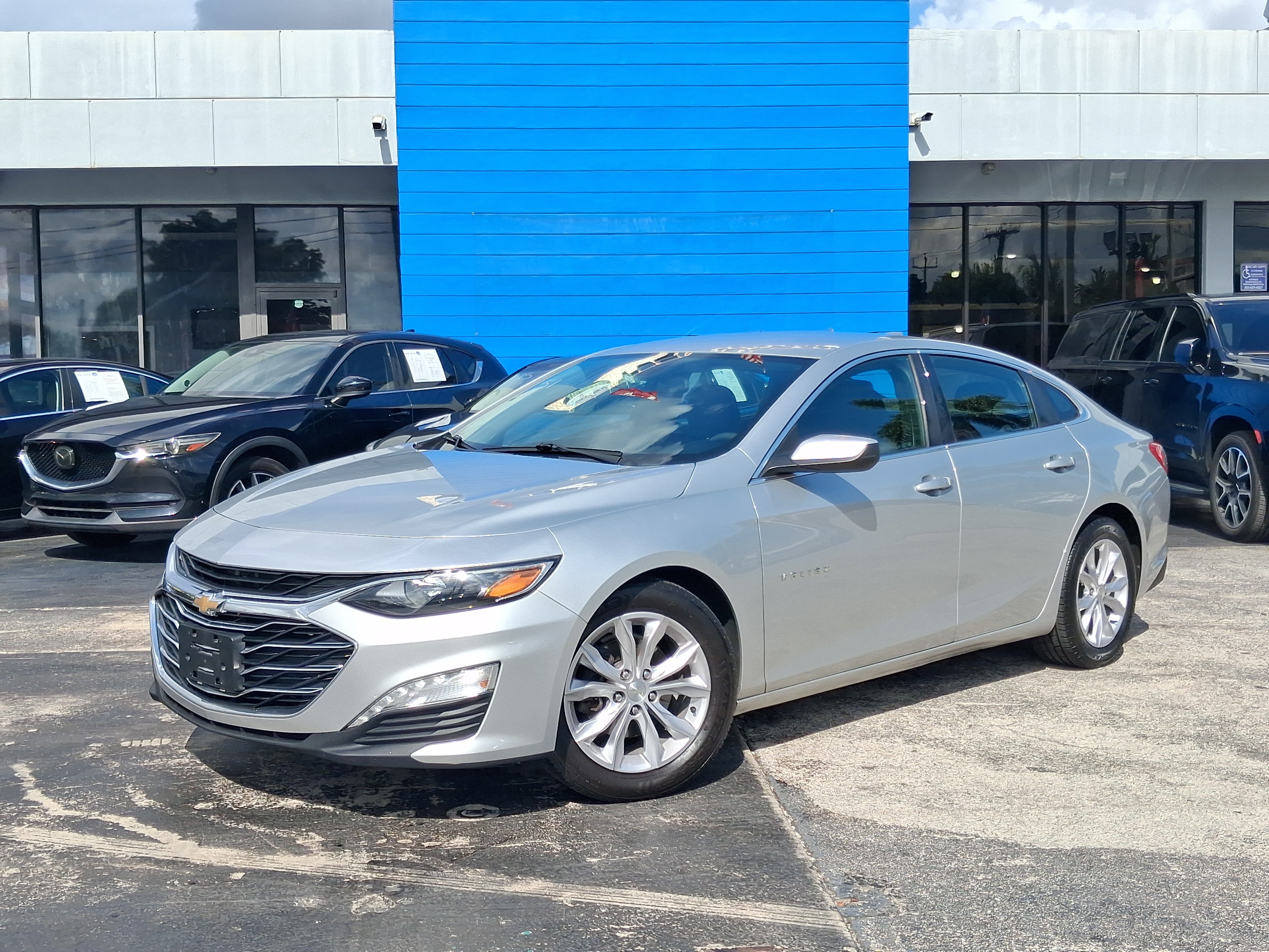 Used 2019 Chevrolet Malibu LT FWD image 2