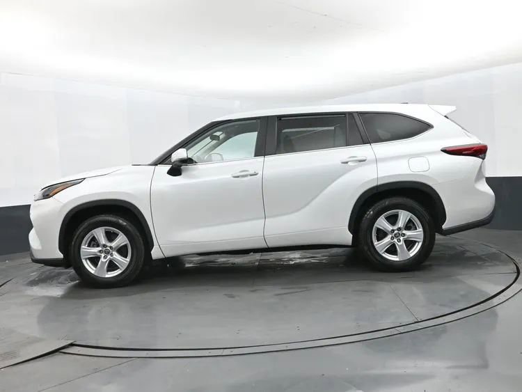 Used 2023 Toyota Highlander LE FWD image 4