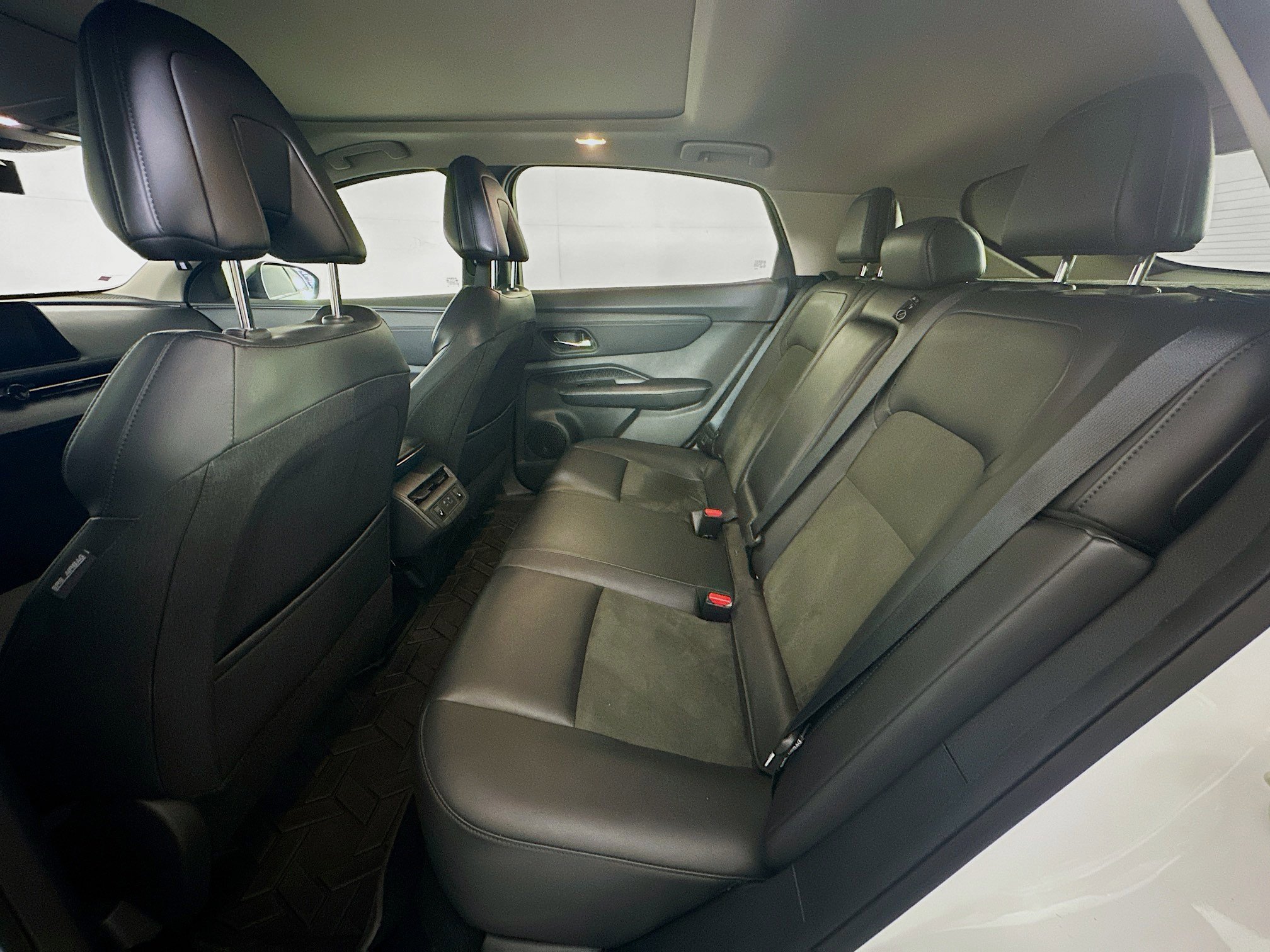 Used 2024 Nissan Ariya FWD image 30