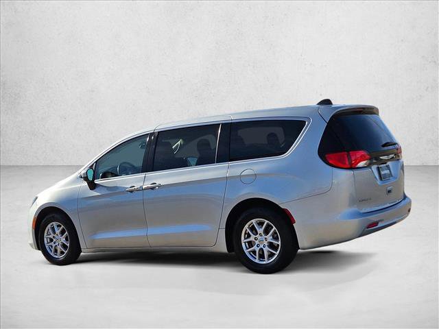 Used 2022 Chrysler Voyager LX image 8