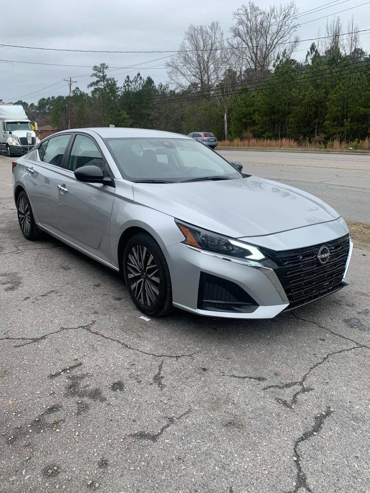 Used 2024 Nissan Altima 2.5 SV FWD image 3