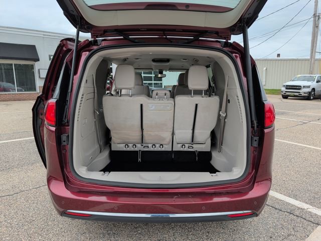 Used 2019 Chrysler Pacifica Touring-L w/ Premium Audio Group FWD image 28