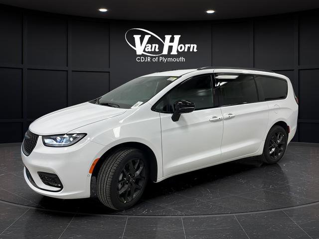 New 2026 Chrysler Pacifica Select image 3