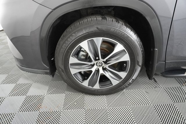Used 2021 Toyota Highlander XLE image 17