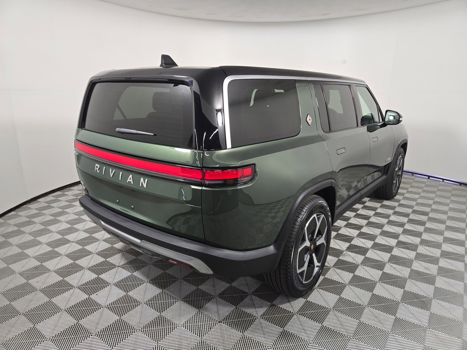Used 2024 Rivian R1S Adventure AWD/4WD image 5