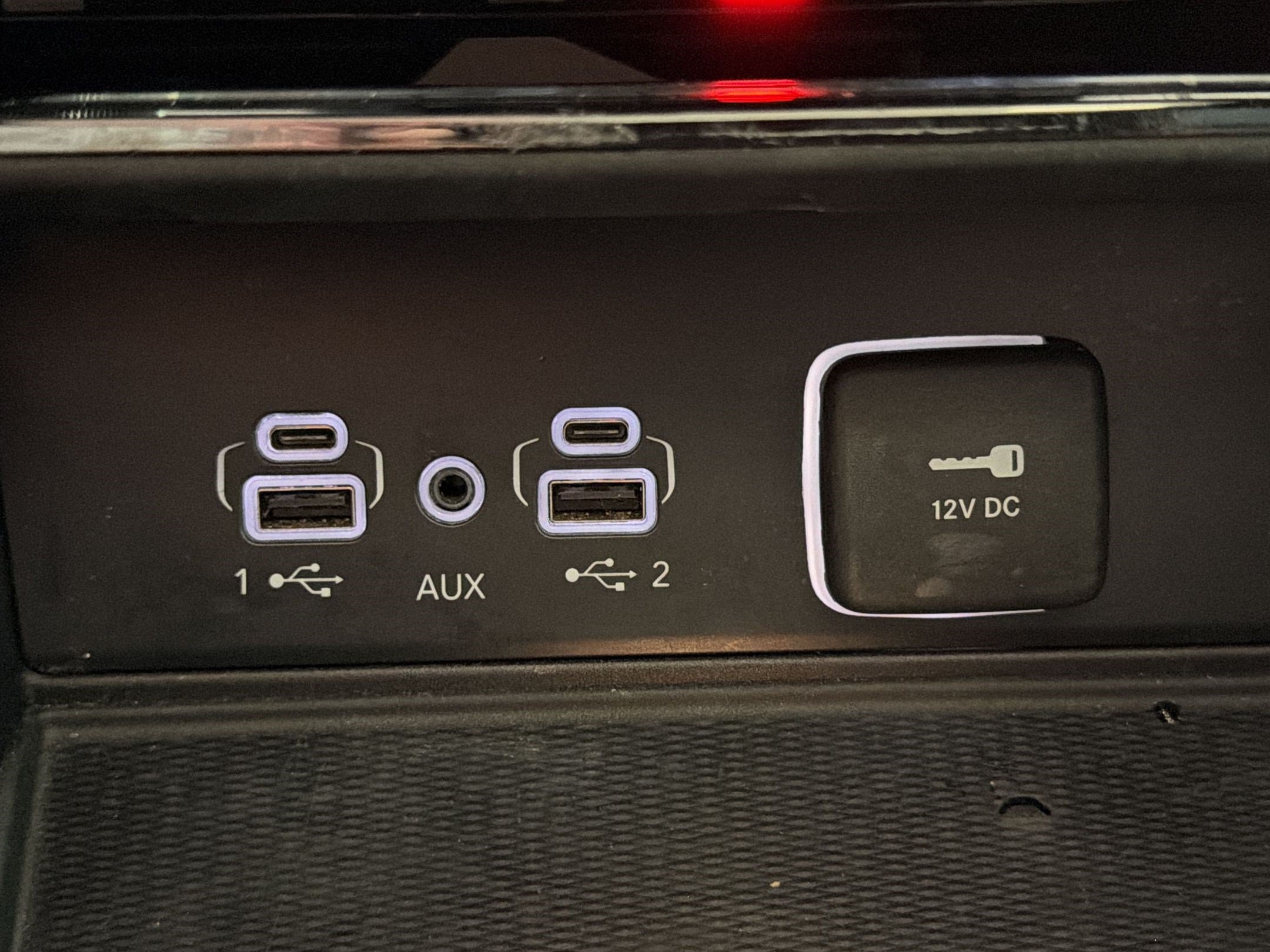 Used 2023 Jeep Grand Cherokee Overland w/ Luxury Tech Group IV AWD/4WD image 34