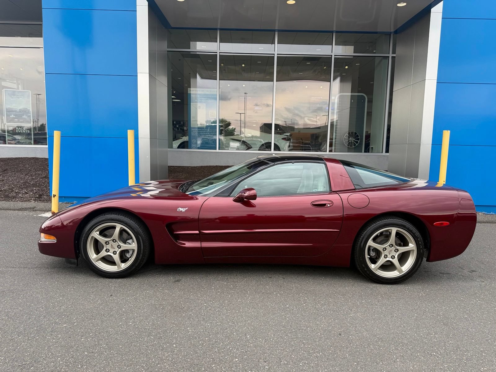 Used 2003 Chevrolet Corvette Coupe w/ Preferred Equipment Group RWD image 6