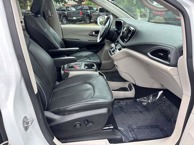 Used 2018 Chrysler Pacifica Limited FWD image 17