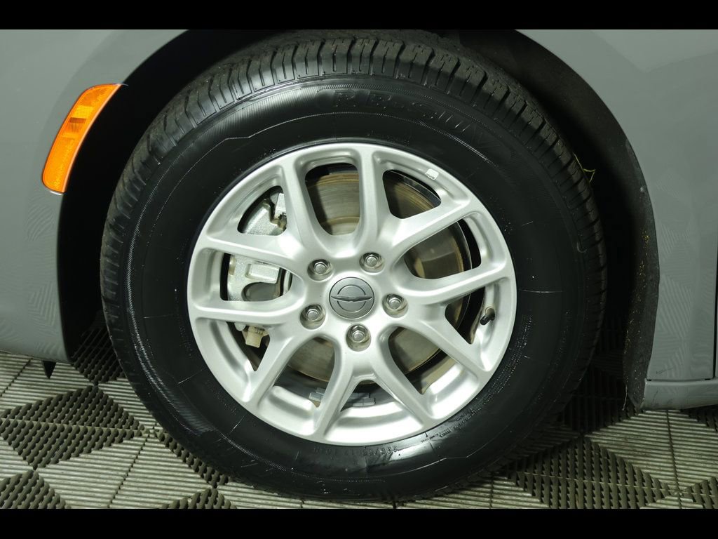 Used 2025 Chrysler Pacifica Select image 8