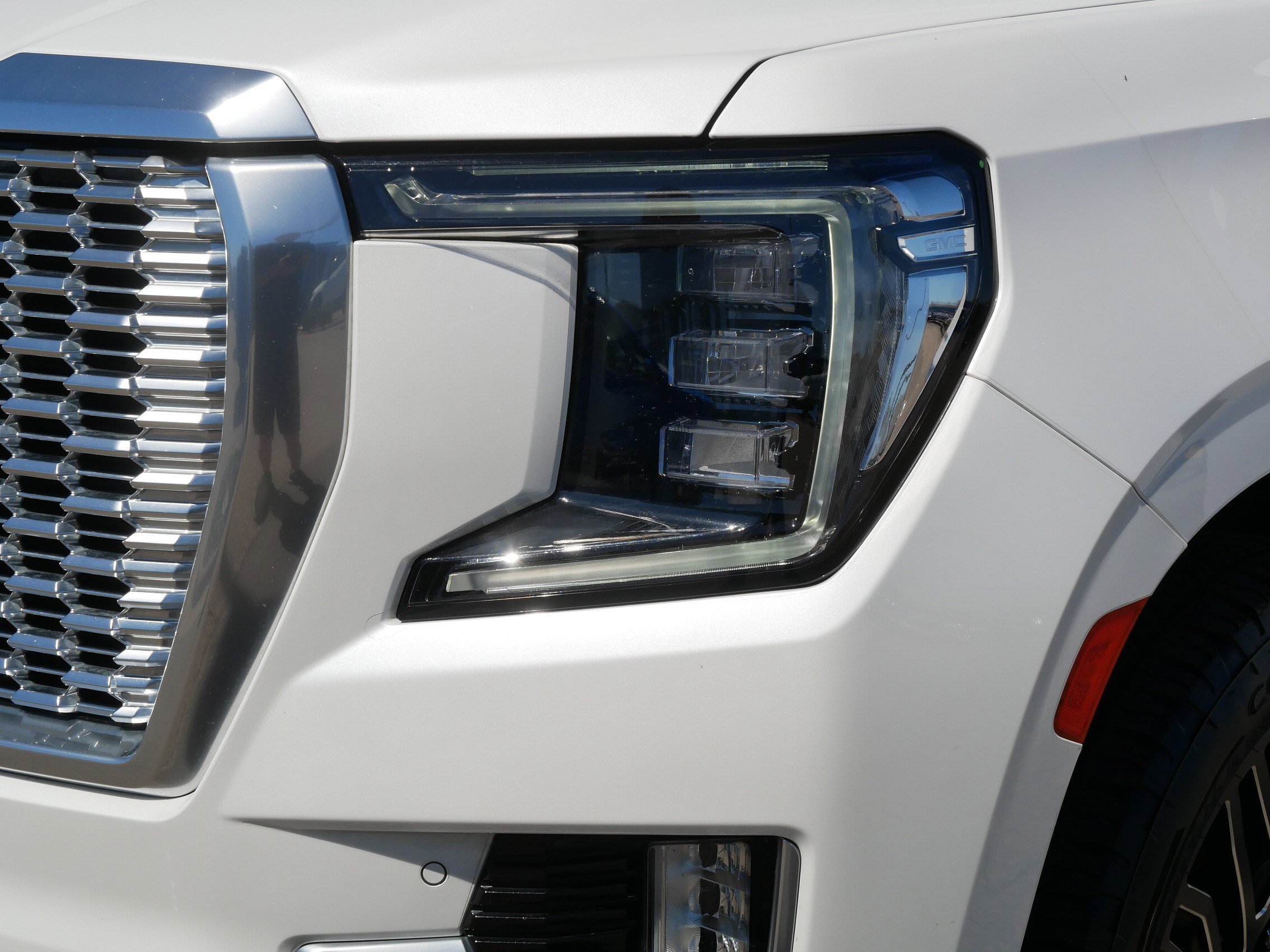 Used 2022 GMC Yukon XL Denali image 16