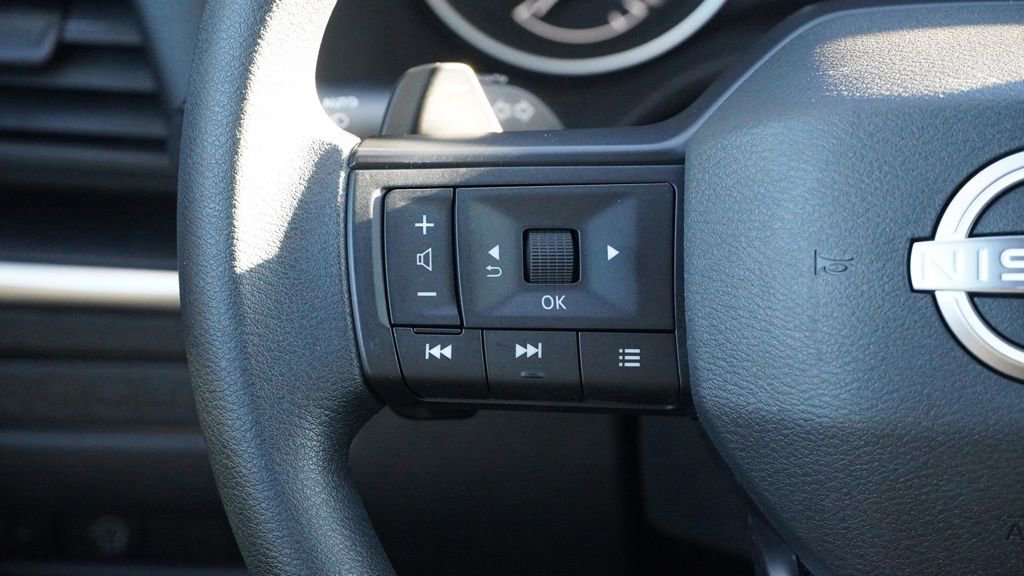 Used 2025 Nissan Rogue S image 27