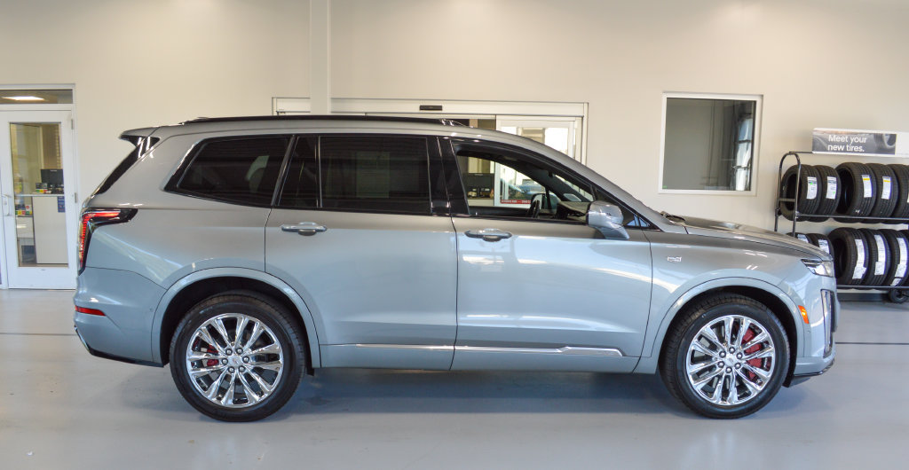 Used 2023 Cadillac XT6 Sport w/ Technology Package AWD/4WD image 4